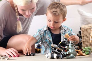 Niño jugando con su madre