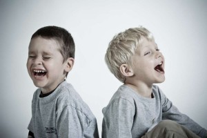 Niños felices y contentos