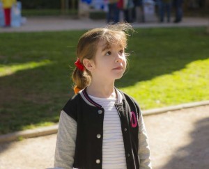 Niña observando detenidamente
