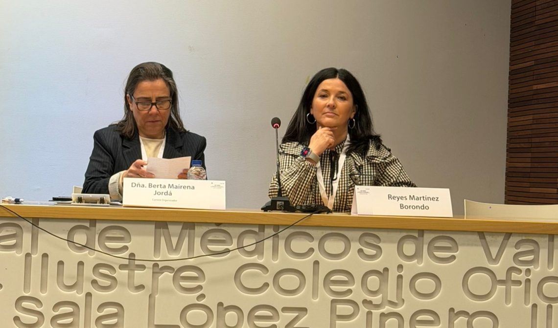 Reyes Martínez, coordinadora de Psicología Clínica de Red Cenit, durante su ponencia en el XXVIII Congreso de Trastornos del Neurodesarrollo celebrado en Valencia, presentando una investigación sobre diagnóstico tardío de TEA y TDAH en adultos.