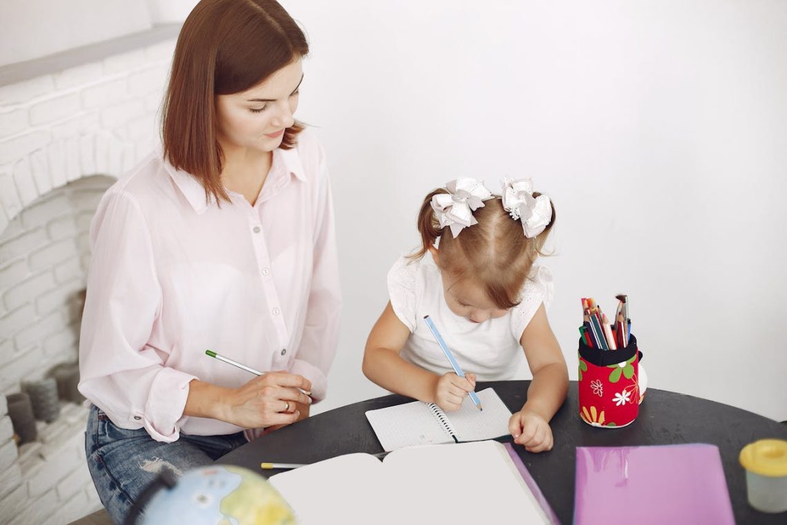 Pedagoga trabajando con un niño con dificultades de aprendizaje mediante estrategias educativas adaptadas.