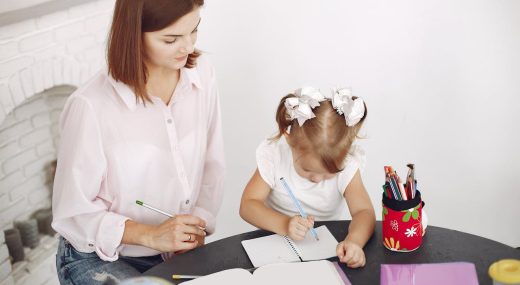 Pedagoga trabajando con un niño con dificultades de aprendizaje mediante estrategias educativas adaptadas.