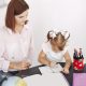 Pedagoga trabajando con un niño con dificultades de aprendizaje mediante estrategias educativas adaptadas.