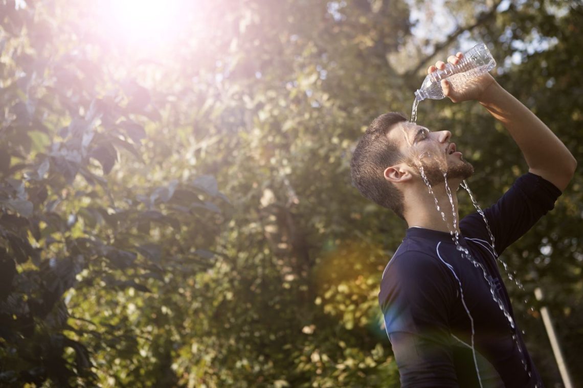 Persona cansada por el calor durante una ola de altas temperaturas
