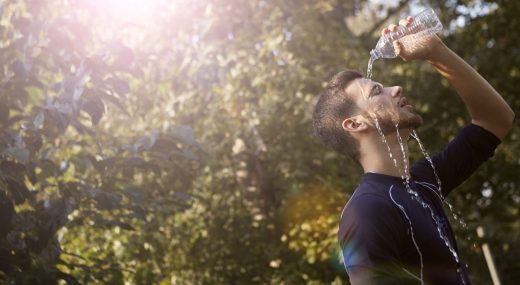 Persona cansada por el calor durante una ola de altas temperaturas