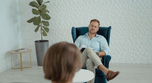 Paciente durante una sesión de terapia psicológica con su terapeuta