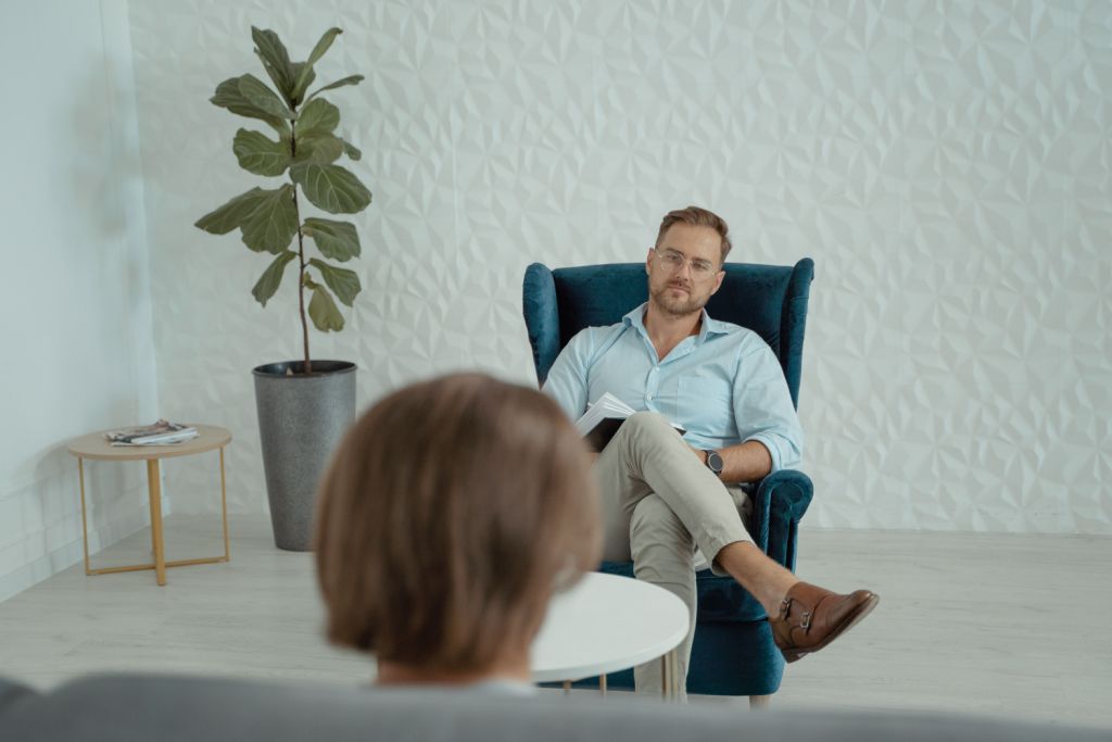 Paciente durante una sesión de terapia psicológica con su terapeuta