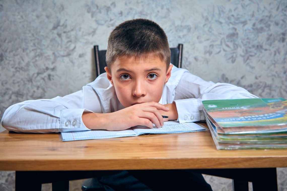 Niño con dificultades para iniciar una tarea escolar
