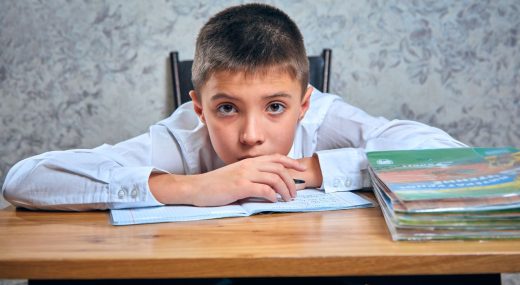 Niño con dificultades para iniciar una tarea escolar