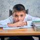 Niño con dificultades para iniciar una tarea escolar